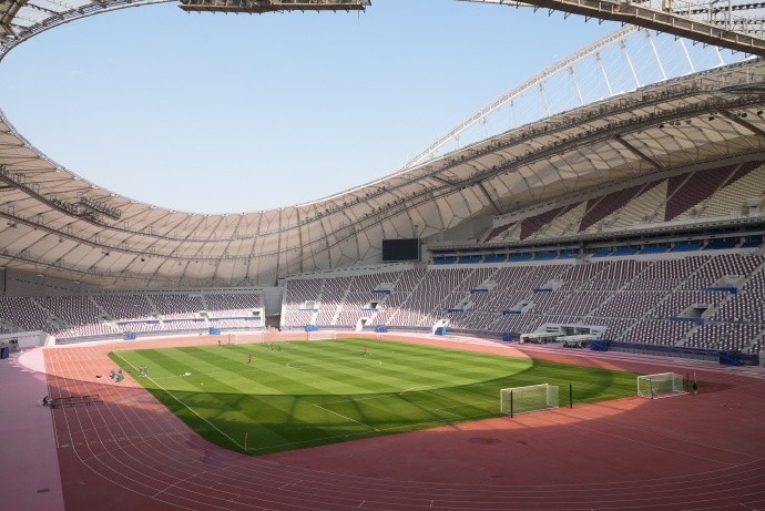 星空体育登入-海港全队于今天上午出现在哈利法国际体育场，开启冬训首堂训练课